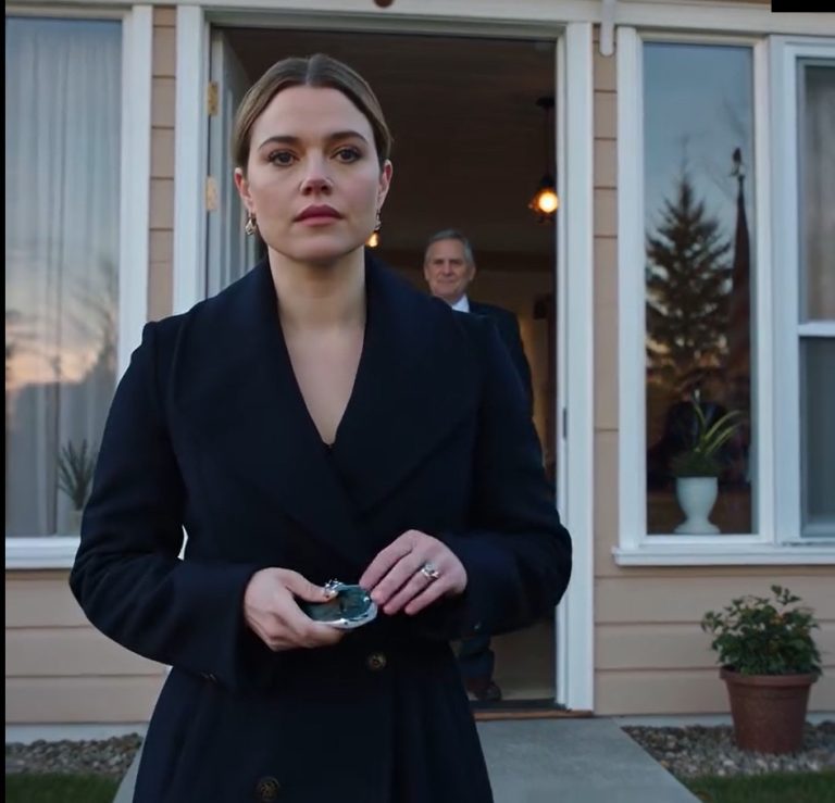 Moi rodzice wyrzucili mnie ze ślubu siostry, mówiąc, że jestem „awanturnikiem”. Tata kpił: „Nigdy nie będziesz miała szczęśliwego małżeństwa”. Trzy tygodnie później zdjęcia z mojego ślubu ze słynnym miliarderem technologicznym trafiły na pierwszą stronę dużego magazynu. Mój telefon bez przerwy się świecił… 55 NIEODBIERANYCH POŁĄCZEŃ