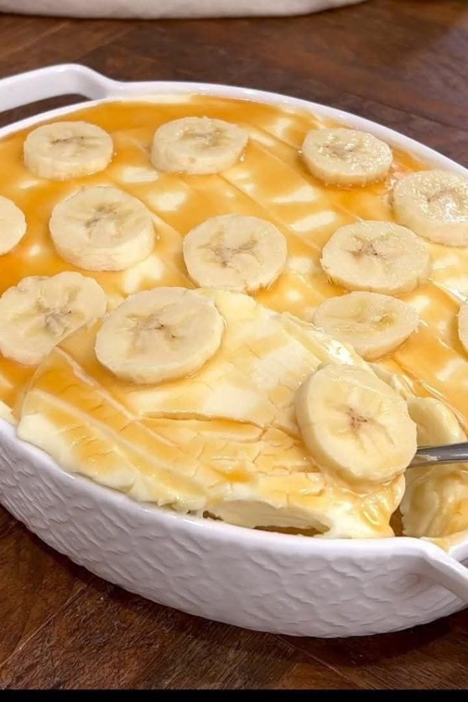 Budyń bananowy z sosem karmelowym