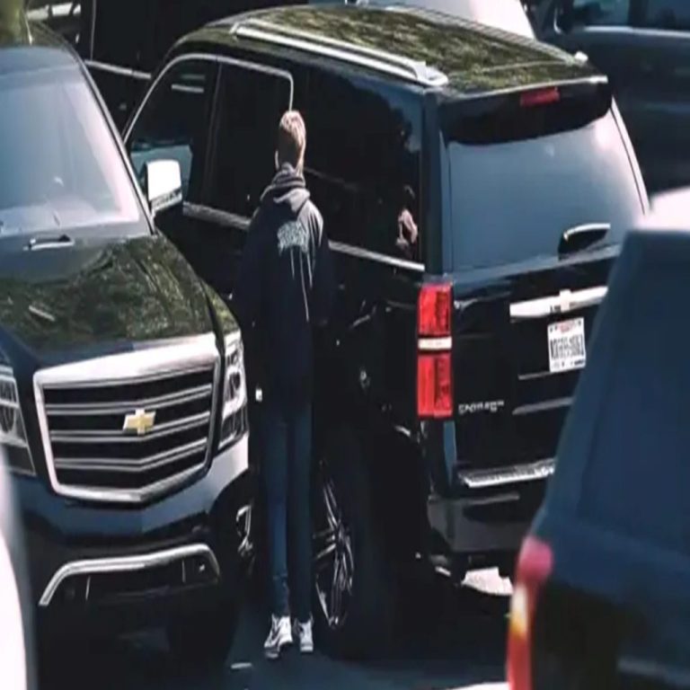 Mój 13-letni syn zaczął zostawać w szkole dłużej niż zwykle – poszłam sprawdzić dlaczego i zobaczyłam, jak wsiada do konwoju czarnych SUV-ów
