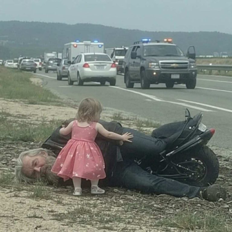 Dziewczynka w sukience księżniczki ratuje nieprzytomnego motocyklistę w rowie: historia cudownego ocalenia