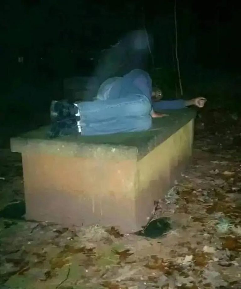 Ten mężczyzna spał na grobie swojej matki każdego dnia, nie odstępując od niej ani na krok. Ludzie nie mogli w to uwierzyć.