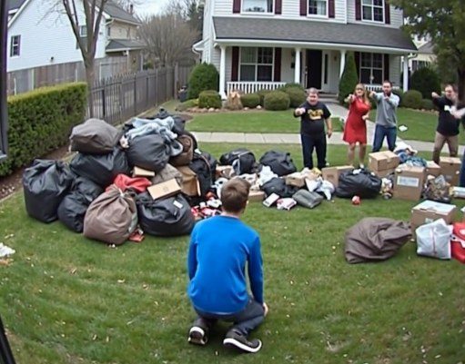 Po pogrzebie taty wyrzucili moje rzeczy i zamknęli mnie na zewnątrz: „Ten dom jest nasz!”. Milczałem, dopóki notariusz nie oznajmił, że dom już należy do mnie.