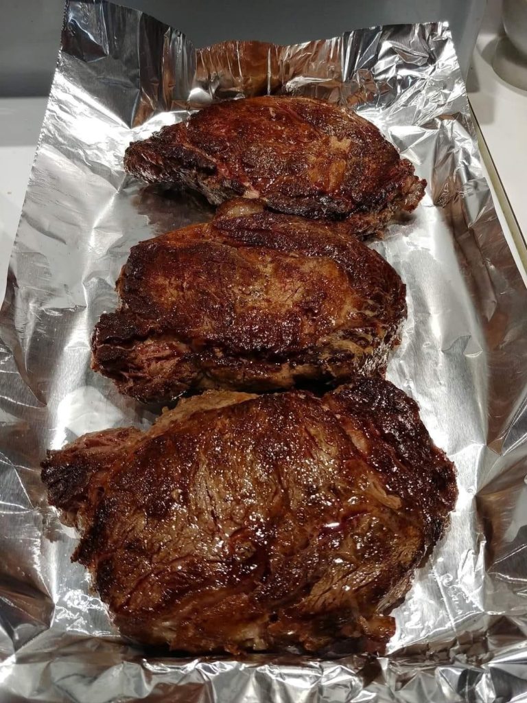 Sekret idealnego steka Ribeye: Przewodnik krok po kroku do soczystego, pełnego smaku i perfekcji