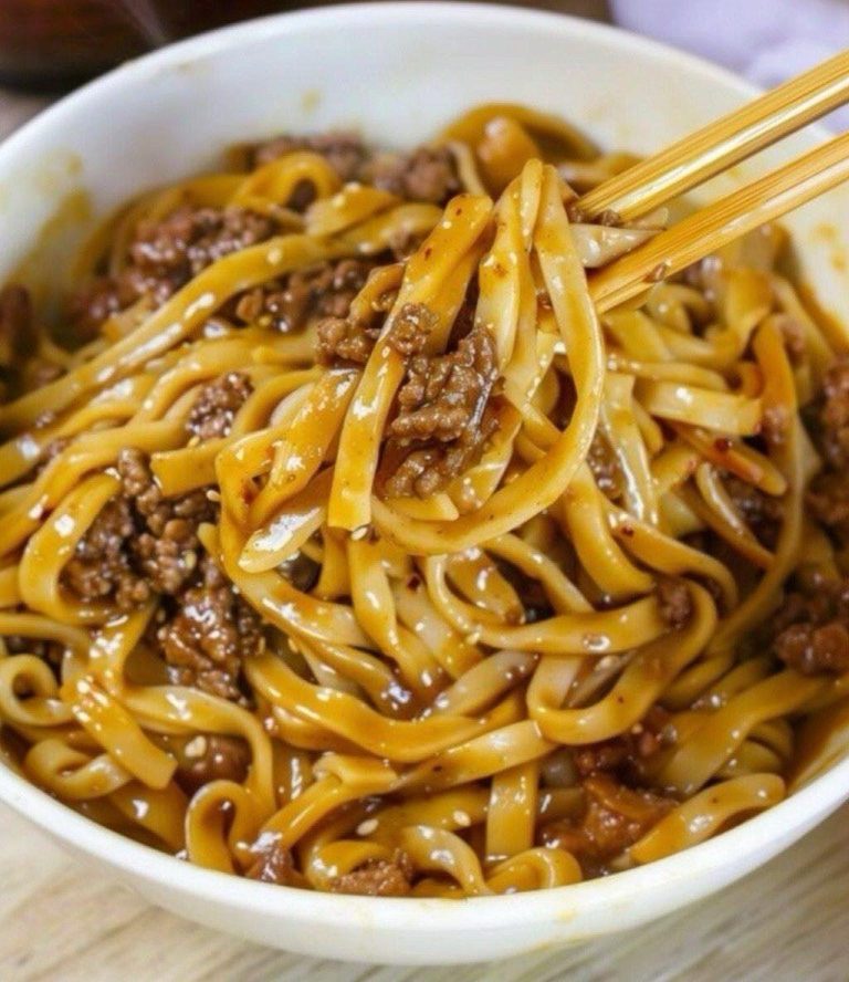 Lo Mein z mieloną wołowiną w domowym stylu: 30-minutowy klasyk, który będziesz przygotowywać raz po raz