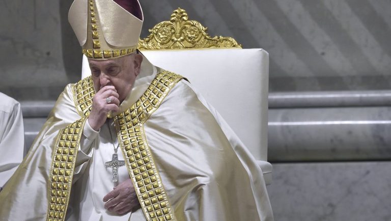 Papież Franciszek trafił do szpitala: cierpi na „atak astmy oddechowej”, „nie czuje się tak dobrze jak wczoraj”, a jego stan zdrowia pozostaje „krytyczny”.