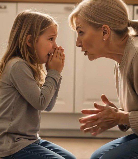 Moja synowa zostawiła moją pięcioletnią wnuczkę w moim domu na jedną noc. Następnego ranka szepnęła: „Babciu, mama powiedziała, że nie mogę ci powiedzieć, co widziałam w domu.”