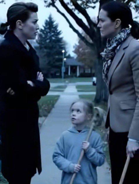 Macocha uruchamia milionera do zamiatania chodnika o 7 rano. Bosonoga dziewczynka drży ze strachu. Kiedy ja, nauczycielka, interweniowałam, kobieta szyderczo powiedziała: „Pilnuj swoich spraw!” Nie prawda, że ​​prawda w 10-milionowej rezydencji jest bardziej przerażająca niż jakakolwiek bajka.