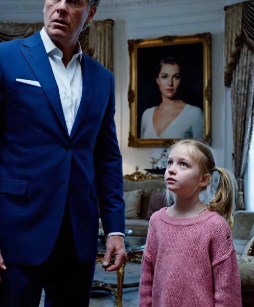 JESTEM LODOWYM MILIARDEREM PRZETRĄCONYM DUCHAMI ZMARŁEJ CÓRKI. SZEŚCIOLETNIA BOSA DZIEWCZYNKA WESZŁA DO MOJEGO DRAPACZA CHMUR, ŻEBY BŁAGAĆ O PRACĘ. Zlitowałem się nad nią. Potem zazdrosny pracownik ODEKRYŁ, ŻE JEST „FAŁSZYWĄ SIEROTĄ”. Tabloidy się śmiały. Ale wykonałem test DNA JEDEN. Nie była fałszywa. była moja. Zagroziłem zniszczeniem ludzi, którzy znają prawdę.