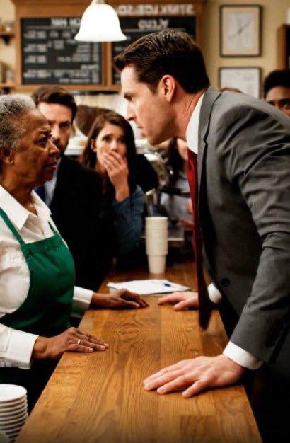 „Zejdź mi z drogi, ty bezużyteczny śmieciu.” Uderzył staruszkę — matkę mojego szefa, miliardera. Nazwał ją „obciążeniem dla społeczeństwa”, a jej filiżanka roztrzaskała się na kawałki. Śmiał się. Nie znał mnie, mężczyzny w kącie, ani telefonu, który miałem zamiar wykonać. Nie wiedział, że zaczyna się jego 18 godzin piekła. To nie jest tylko historia o rasizmie czy arogancji; to opowieść o chwili, kiedy drapieżnik dowiedział się, co się dzieje, gdy zaatakuje niewłaściwą rodzinę.