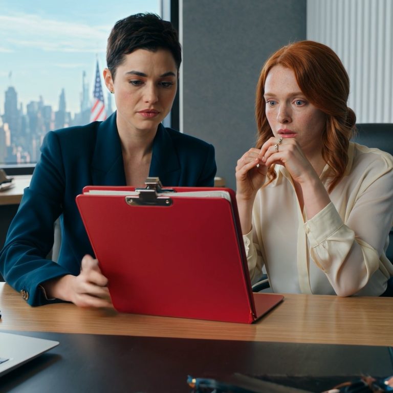 Moi rodzice powiedzieli, że moja siostra zasługuje na przyszłość i wysłali mnie w sam środek burzy w Indianie z dwudziestoma dolarami. Pięć lat później siedziałem za szklanym biurkiem i zastanawiałem się, czy dać jej drugą szansę.