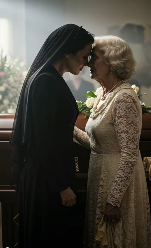 Na pogrzebie mojego ojca, gdy ksiądz przemawiał, drzwi kościoła się otworzyły. Starsza kobieta, której nigdy wcześniej nie widziałam, przeszła nawą, ubrana w suknię ślubną w stylu vintage. Kobieta podeszła prosto do trumny mojego ojca i drżącą ręką powiedziała: „W końcu zobaczyłeś mnie w bieli, Danielu”. Potem zaczęła opowiadać historię, która rozdarła całą moją rodzinę.