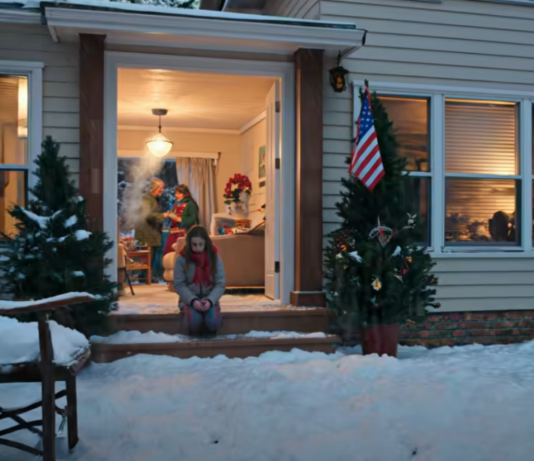 Wigilia, 32°F, moja córka drżąca z zimna wyszła na ganku, podczas gdy jej teściowie piekli toast przy kominku — a ja kopniakiem otworzyłem drzwi, wypowiadając sześć słów