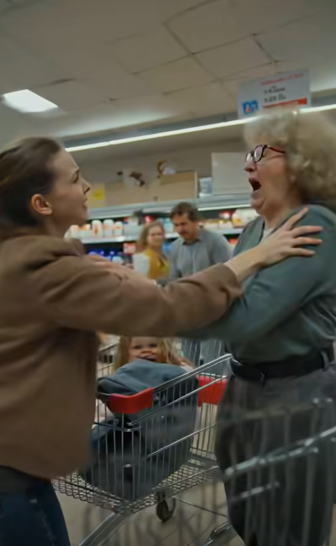 W supermarkecie kupiłam córce małą zabawkę na zbliżające się urodziny. Gdy tylko rodzice nas zobaczyli, zrobili awanturę – krzycząc, że jestem samolubna, bo nie kupiłam prezentów również dzieciom mojej siostry. Mama wyrwała zabawkę i podała ją mojej siostrzenicy, uśmiechając się złośliwie. Ojciec wyciągnął mnie i córkę na zewnątrz, mówiąc, że na nic nie zasługujemy. Tego dnia odeszłam bez słowa – ale to, co wydarzyło się później, sprawiło, że żałowali, że przekroczyli tę granicę.