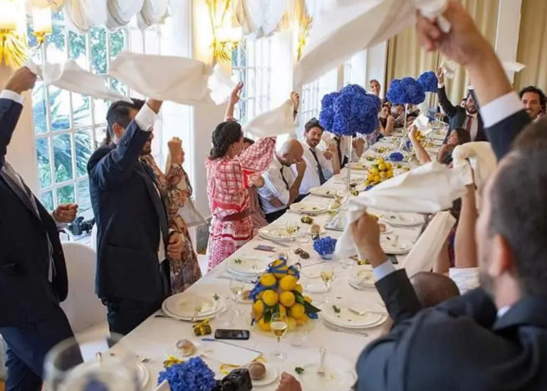 Na weselu mojej siostry moja mama wstała i ogłosiła przed 200 gośćmi: „Przynajmniej ona…”