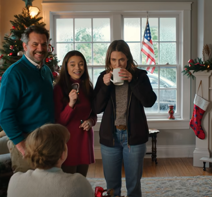 Na święta dostałem kubek z napisem: „Osiągnąłem szczyt w łonie matki”. Moja siostra dostała nowy samochód. Podziękowałem im z uśmiechem. Potem wykonałem jeden telefon w drodze do domu. Trzy dni później samochód mojej siostry zniknął – a MOI RODZICE BYLI PRZESŁUCHIWANI PRZEZ POLICJĘ…