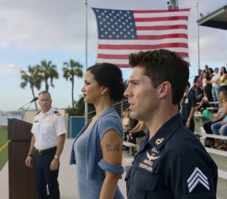 Przyszła tylko po to, by oglądać, jak jej syn kończy studia, aż dowódca Navy SEAL zobaczył jej tatuaż i zamarł. Linda Harrison wyglądała