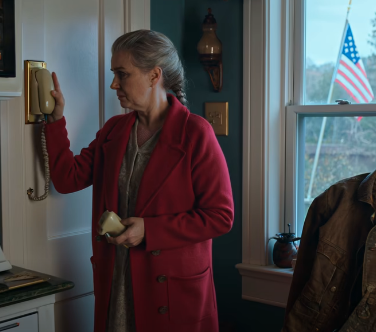 Mój wnuk zadzwonił do mnie o 5 rano i powiedział: „Babciu, nie zakładaj dziś czerwonego płaszcza”. Zapytałam dlaczego, a drżącym głosem odpowiedział: „Wkrótce zrozumiesz. O 9 rano poszedłem złapać autobus. Kiedy przyjechałem, zamarłem w miejscu, gdy tylko zobaczyłem, co się tam dzieje…