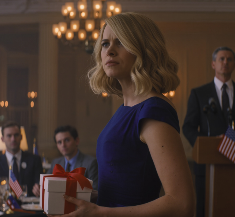 Mój tata powiedział: „Wszystko zawdzięczam moim synom. Moja córka nigdy nie miała tego, czego potrzeba”. Podczas jego przemówienia z okazji przejścia na emeryturę wszyscy klaskali. Wstałem, wręczyłem mu zapakowane pudełko i powiedziałem: „Od twojej największej porażki”. Potem wyszedłem. Kiedy je otworzył… zaczął krzyczeć.