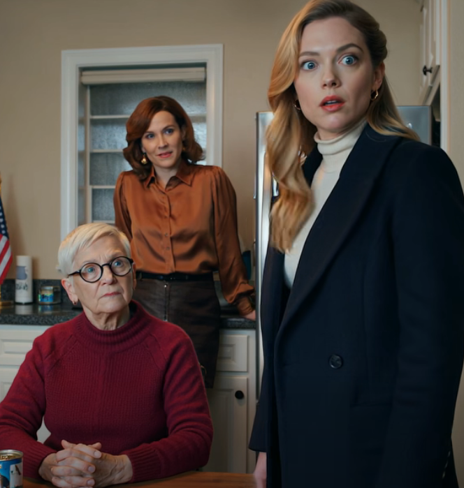 Przyjechała moja córka, zobaczyła mnie siedzącą w ciemności i zapytała: „Mamo, dlaczego w domu nie ma nic do jedzenia? Dostajesz 8000 dolarów emerytury co miesiąc!”. Synowa pojawiła się i powiedziała: „Zatrzymuję wszystkie pieniądze z emerytury mamy”.