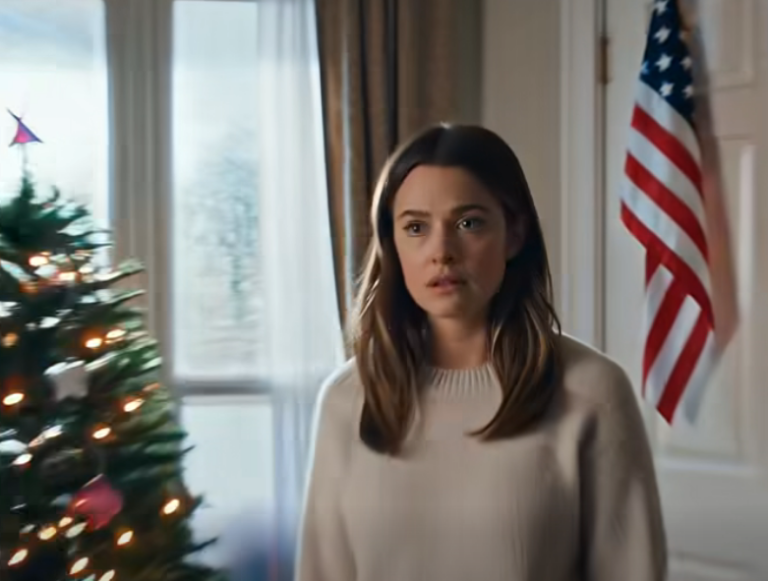 „Znowu między pracami” – westchnęła mama przy świątecznym obiedzie. Tata skinął głową: „Nie mogę utrzymać stałej pracy”. Kontynuowałem dekorowanie choinki. Głos spikera telewizyjnego wypełnił salę: „Najnowsze wieści: TAJEMNICZA ZAŁOŻYCIELKA FIRMY TECHNOLOGICZNEJ UJAWNIONA JAKO LOKALNA KOBIETA…