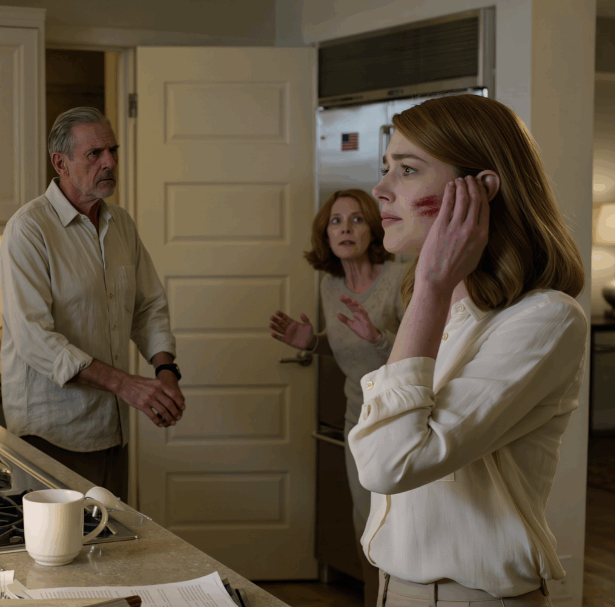 Moi rodzice sprzedali dom i dali mojemu bratu dom za 950 000 dolarów. Potem przyszli, żeby zabrać mój dom. Powiedziałem: „Nie!”. Mój tata nagle uniósł rękę, w pokoju rozległ się głośny trzask, a moja twarz zapłonęła. Miesiąc później… „Twoi rodzice mają duże kłopoty”. Spokojnie odpowiedziałem… „Dobrze. Wiem…”