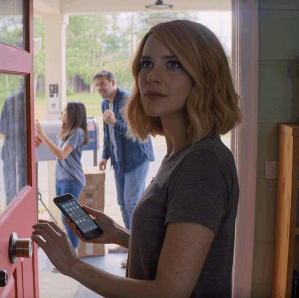 „Wprowadzamy się w piątek” – oznajmiła moja siostra. „Mama już się zgodziła”. Chwyciłam telefon. Alarm uzbrojony. Nagrywanie z kamery dzwonka. A potem mój telefon się rozświetlił – „Alarm o włamaniu: Wezwano policję”.