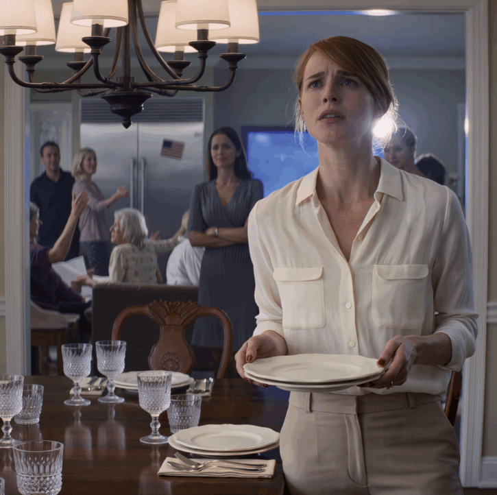 „Jest między pracą” – powiedziała mama krewnym. Siostra szepnęła: „Prawdopodobnie na zawsze”. Po cichu pomogłam nakryć do stołu. Ciocia Mary krzyknęła: „O mój Boże, włącz natychmiast telewizor!”