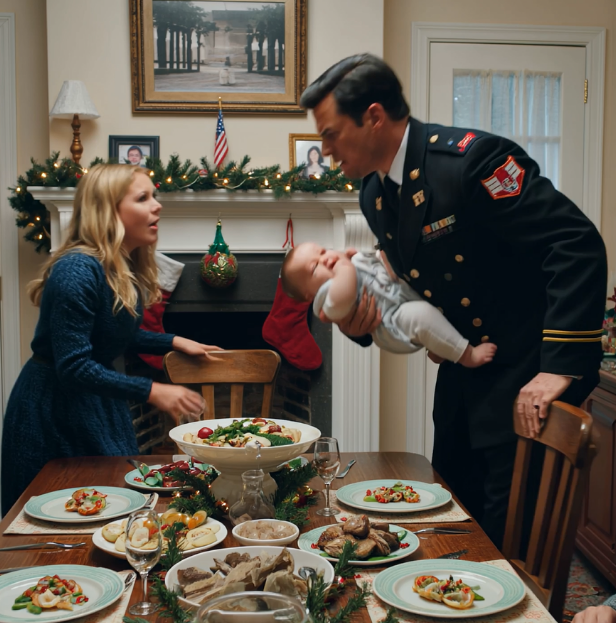 Moja siostra uderzyła moje dziecko podczas świątecznego obiadu i powiedziała, że ​​„przesadzam”. Wszyscy po prostu siedzieli oszołomieni. Ale wtedy mój mąż, dowódca wojskowy, wstał, spojrzał jej prosto w oczy i powiedział jedno zdanie: „Wynoś się”.
