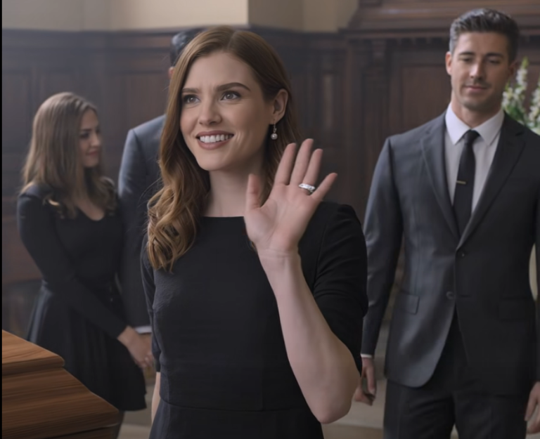 Sześć lat temu moja siostra ukradła mojego narzeczonego-milionera – mężczyznę, którego miałam poślubić. Teraz, na pogrzebie mojej matki, weszła z nim, pokazując pierścionek z diamentem i powiedziała: „Biedna siostra, wciąż singielka w wieku 38 lat… Mam męża, pieniądze i rezydencję”. Uśmiechnęłam się, odwróciłam do niej i zapytałam: „Poznałaś mojego męża?”. Kiedy oddzwoniłam, uśmiech zniknął z jej twarzy – bo tak naprawdę mój mąż…