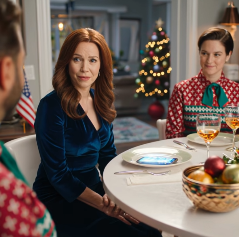 W Wigilię mój syn zaprosił mnie na „idealną rodzinną kolację”. Gdy stół był już całkowicie nakryty, mój telefon nagle zawibrował – nieznany numer wysłał SMS-a: „Idź do domu. Zaufaj mi”. Mocno ścisnęłam telefon, po czym postanowiłam wstać i wyjść z kolacji.