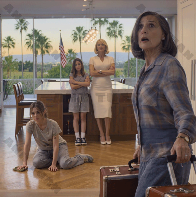 Po ośmiu latach wróciłam z Nowego Jorku, żeby zrobić niespodziankę mojej córce, ale kiedy weszłam do jej domu w Los Angeles i zobaczyłam ją klęczącą, drżącą, szorującą podłogę w kuchni u teściowej, podczas gdy ta mamrotała, że ​​„nadaje się tylko do sprzątania”, coś we mnie drgnęło i to, co zrobiłam, pozostawiło całą rodzinę bez słowa.