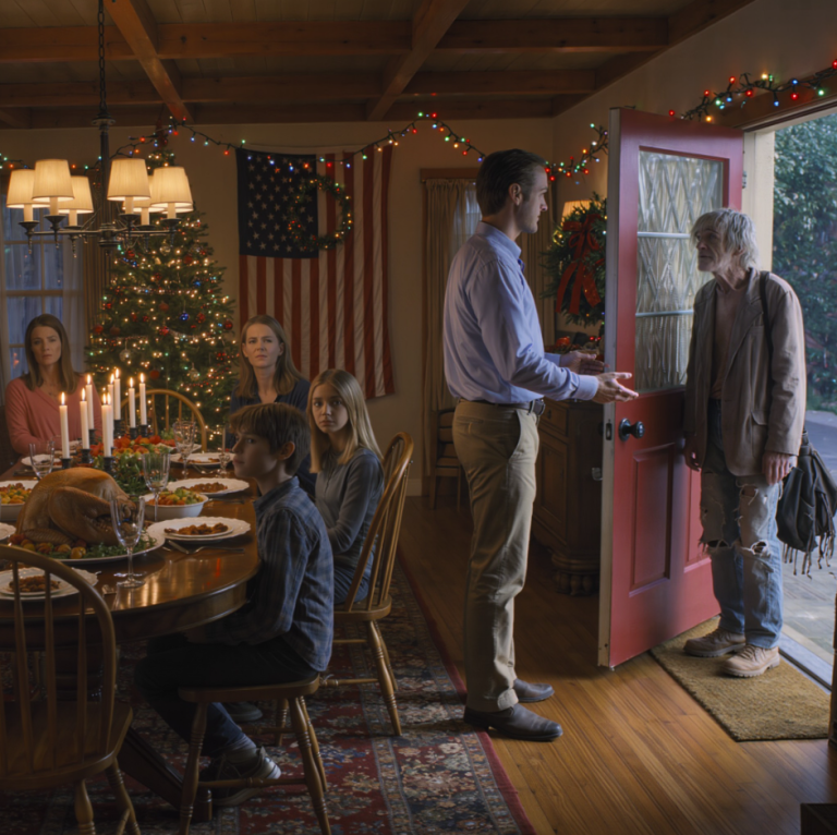 W Święto Dziękczynienia zadzwonił dzwonek do drzwi. To był mężczyzna, który wyglądał, jakby nie miał dokąd pójść. „Masz jakieś zapasowe jedzenie?” Mama powiedziała: „Daj mu pieniądze i zamknij drzwi”. Tata powiedział: „Postaw inne miejsce. Je z nami”. Byłem wściekły. Zażenowany. Potem przy obiedzie powiedział coś, co sprawiło, że tata zbladł. Nie miałem pojęcia, kim naprawdę był ten człowiek.