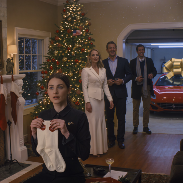 Na Boże Narodzenie mój brat dostał w garażu nowiutkie Ferrari z wielką czerwoną kokardą. Otworzyłem prezent i zobaczyłem parę skarpetek za 2 dolary. Mama się roześmiała. „Bądź skromny, każdy dostaje to, na co zasługuje”. O pierwszej w nocy spakowałem walizkę i wyszedłem. Przed wyjściem położyłem pod choinką świąteczny prezent. Następnego ranka, kiedy mama go otworzyła,