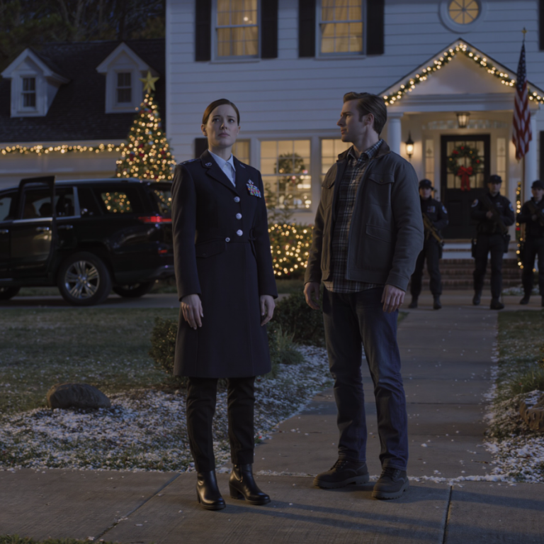 Mój kuzyn sprowadził prywatną drużynę fok, żeby mnie wyrzucić. „Wynieście ją stamtąd” – zaśmiał się. „Upewnijcie się, że jej nie ma, jeśli będziecie musieli”. Dowódca otworzył mi drzwi. Zobaczył mnie siedzącego tam i grzebiącego w torbie ze sprzętem. Krzyknął do swoich ludzi: „Przerwijcie! Wycofajcie się!”