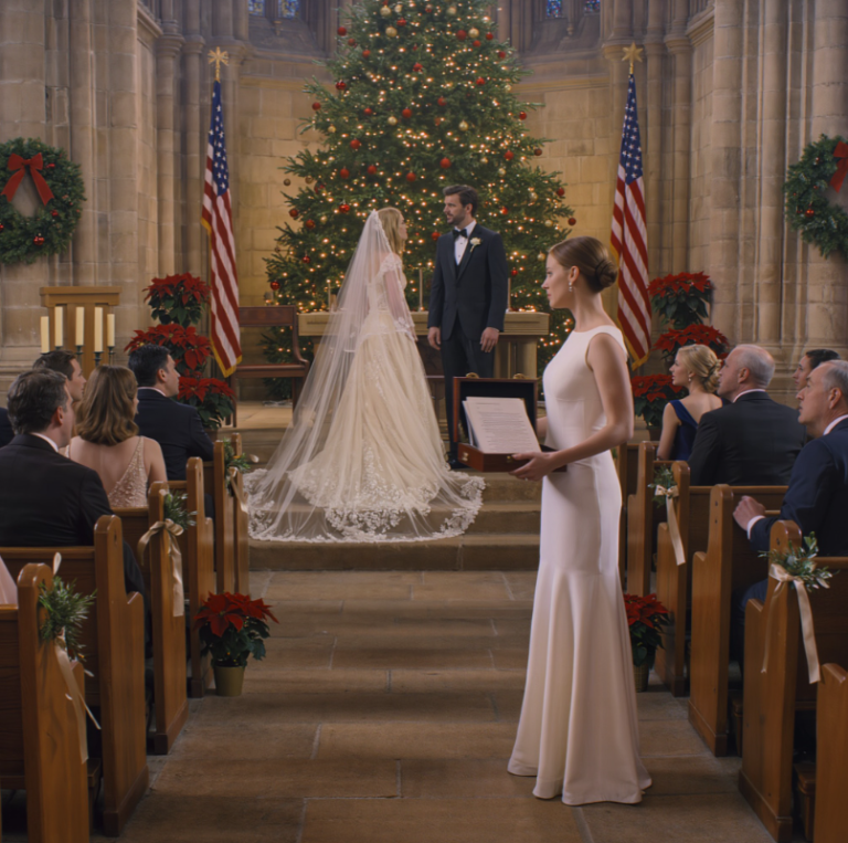 Moja siostra ukradła mi narzeczonego, a potem wysłała mi zaproszenie na ślub z dopiskiem: „Chodź i zobacz, jak wygląda prawdziwa miłość”. Myśleli, że przyjdę z płaczem. Przybyłam, ale ubrana na biało. Kiedy ksiądz zapytał: „Czy ktoś ma coś przeciwko?”, odpowiedziałam: „Sprzeciwiam się!” i podałam mu pudełko. TWARZ MOJEJ SIOSTRY ZBLAŁA, KIEDY ZOBACZYŁA, CO JEST W ŚRODKU.