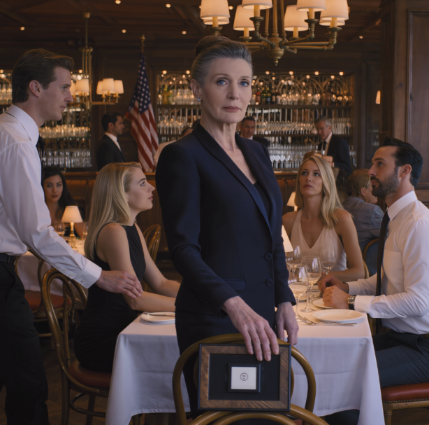 „Nie musisz tu siedzieć” – powiedziała moja synowa, patrząc mi prosto w oczy, gdy właśnie miałam usiąść do kolacji z całą rodziną. Wzięłam głęboki oddech, skinęłam na kelnera i spokojnie odpowiedziałam: „Dobrze… ale to nie ja muszę dziś wyjść”.