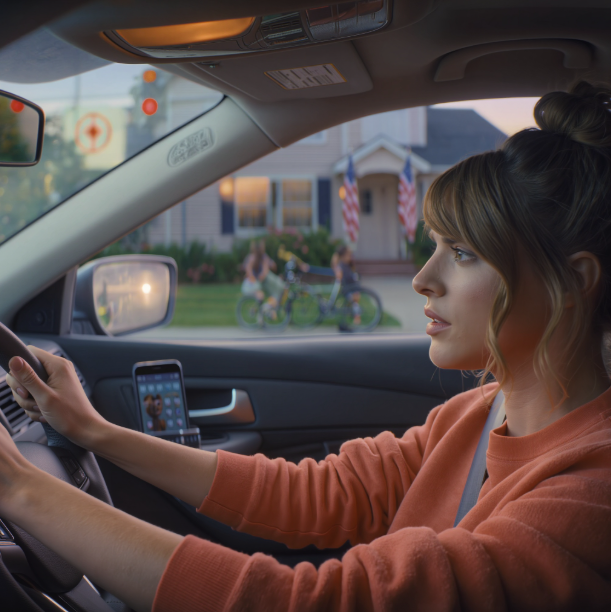 Moja siostra przypadkiem zadzwoniła do mnie akurat wtedy, gdy cała rodzina siedziała tam, mówiąc rzeczy, których naprawdę nie chciałam słyszeć – mimo że przez te wszystkie lata to ja płaciłam za nich czynsz. „Ona jest nam winna!” – powiedzieli. Milczałam… aż do czasu, gdy trzeba było zapłacić czynsz za kolejny miesiąc.