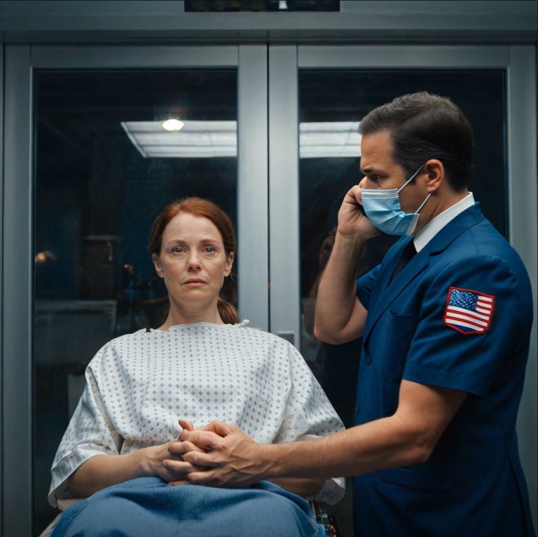 Są chwile ciszy, które ważą więcej niż jakikolwiek krzyk. Leżałam na zimnym noszach, wpatrując się w ostre światła sali operacyjnej, kiedy usłyszałam, jak chirurg w telefonie mówi: „Panie Ethan… pańska matka jest w stanie krytycznym. Potrzebujemy pańskiej zgody na pilną operację”. Potem rozległ się głos mojego syna – wyraźny, spokojny, beztroski.