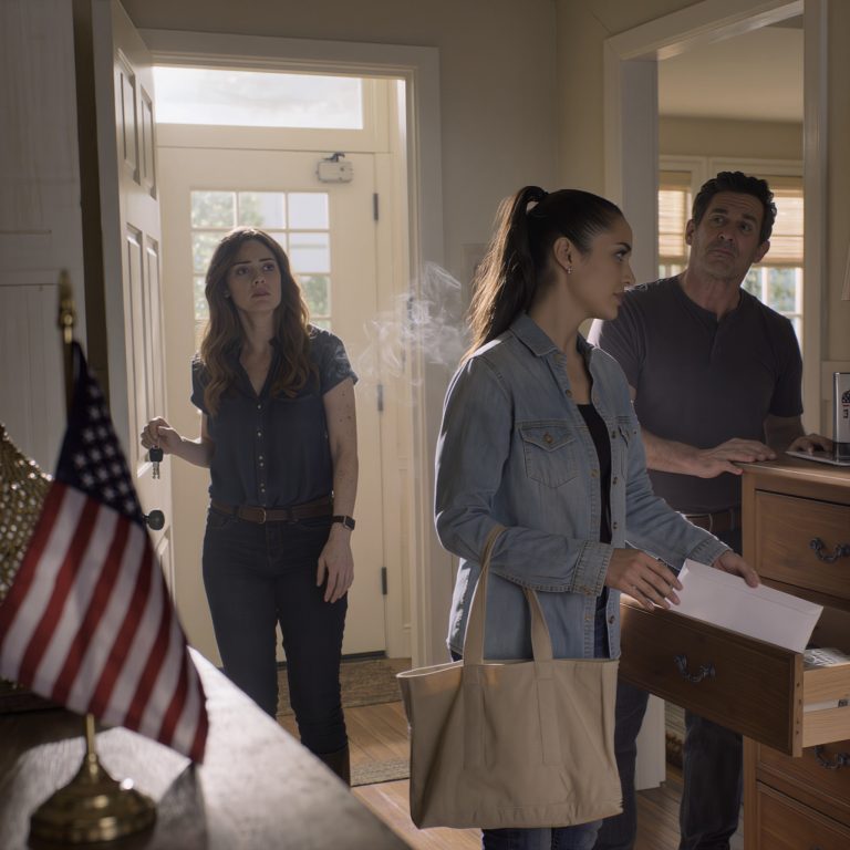 Mój sąsiad zatrzymał mnie przy windzie i zapytał: „Czy wiesz, kto przychodzi do twojego domu w każdy wtorek?”. Zainstalowałem ukrytą kamerę — i nie mogłem uwierzyć w to, co zobaczyłem…