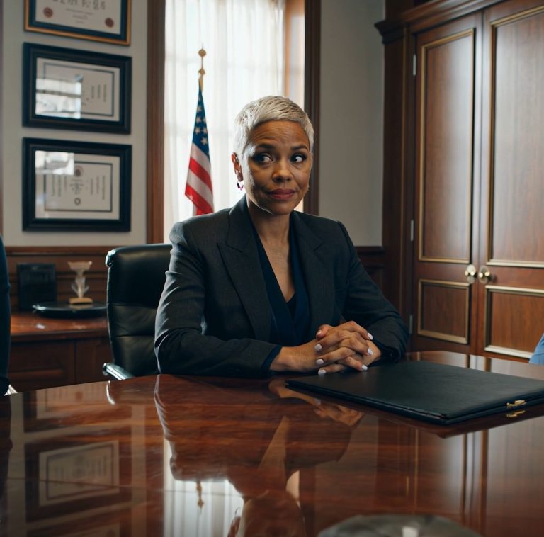 Śmiali się, gdy prawnik przeczytał ostatnie instrukcje mojego męża – aż do momentu, gdy otworzył ostatnią teczkę i powiedział: „Zanim zaczniecie świętować… jest coś, co musicie wiedzieć”.