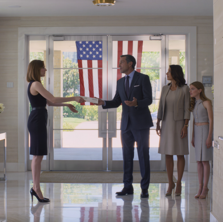 Mój tata kazał mi pójść na ślub mojej Złotej Siostry, grożąc anulowaniem czesnego. Nie miał pojęcia, że ​​potajemnie ukończyłem szkołę jako prymus i zarobiłem sześciocyfrową sumę. Tuż przed ceremonią spokojnie wręczyłem mu kopertę. KIEDY JĄ OTWORZYŁ…