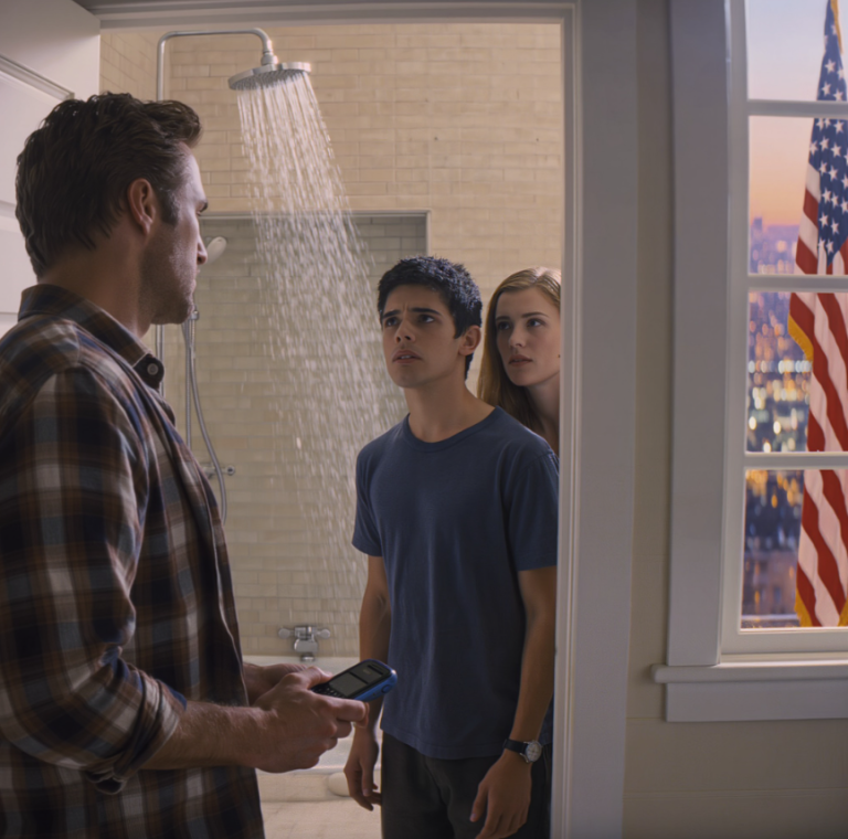 Myślałam, że znam mojego syna, dopóki nie zamieszkałam z nim w jego luksusowym apartamencie po przejściu na emeryturę. Każdej nocy, dokładnie o 3 nad ranem, brał prysznic. Pewnej nocy, z ciekawości, zajrzałam do środka i odkryłam przerażającą prawdę o moim „idealnym” synu.