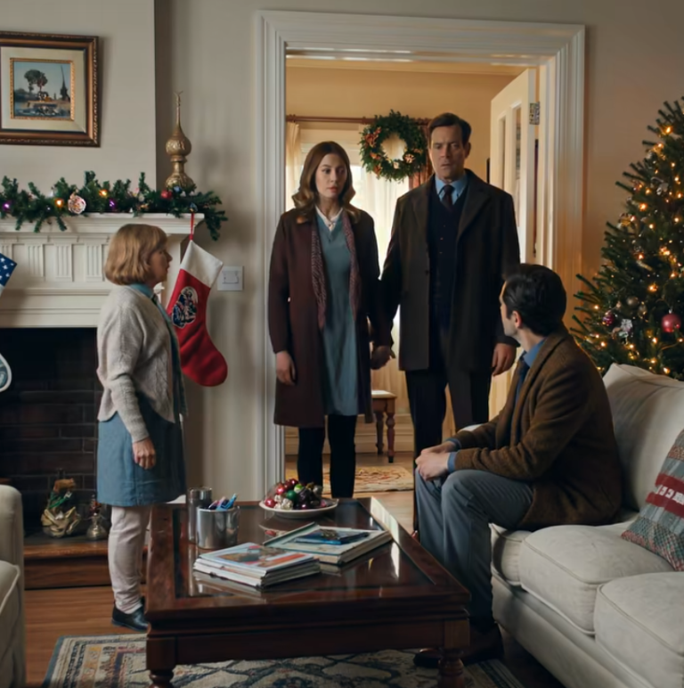 Co roku w Boże Narodzenie mama oznajmiała rodzinie: „Wciąż singielka? Jakież z ciebie rozczarowanie!”. Nigdy się nie broniłam. W tym roku oznajmiła: „Nigdy nie będzie wystarczająco dobra dla nikogo!”. Powiedziałam cicho: „Chciałabym, żebyście wszyscy kogoś poznali”. Kiedy mama zobaczyła, kto powoli wchodzi do pokoju… Zbladła.