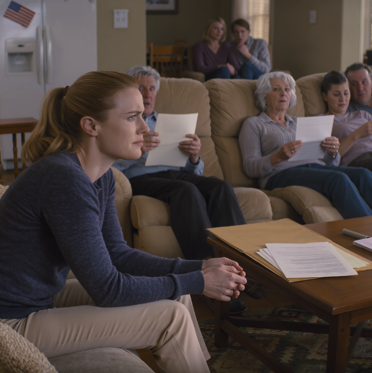 Moja matka spojrzała mi prosto w twarz: „Rodzina twojej siostry zawsze będzie numerem jeden, ty zawsze będziesz na końcu”, mój ojciec skinął głową, jakby to była najbardziej oczywista rzecz na świecie, a ja po prostu odpowiedziałem: „Tak, dobrze”, po czym cicho podzieliłem się pieniędzmi, podzieliłem się planami… aż do dnia, w którym cała rodzina ściskała plik rachunków, zapukała do mnie, żebym wziął na siebie ich dług i otrzymała odpowiedź, która zamroziła cały salon.