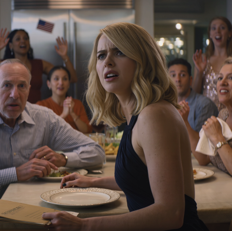 Moja młodsza siostra radośnie chwaliła się w środku kolacji z okazji Święta Dziękczynienia, że ​​nasi rodzice przepisują na nią dom, krewni klaskali i gratulowali „złotemu dziecku”, podczas gdy na mnie wskazywano palcami: „Ona nic nie dostaje” – spokojnie zadałam tacie jedno pytanie, widelec w jego dłoni opadł, a moja siostra zbladła: „O czym… mówisz?”