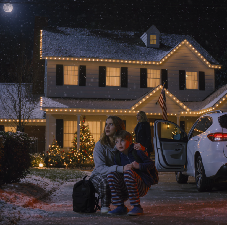 Mój tata napisał do mnie SMS-a o trzeciej nad ranem i zniszczył jedyną prawdę, w którą zawsze wierzyłem. „Złap brata i uciekaj. Nie ufaj matce”. Więc tak zrobiłem – a to, co zobaczyliśmy za oknem… zamarło.