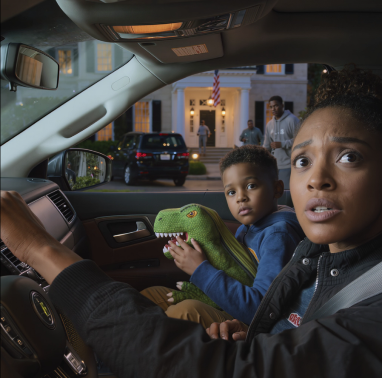 Mój sześcioletni syn wyszeptał: „Mamo, dziś rano słyszałem, jak tata mówił, że zamierza zrobić nam coś złego”, więc złapałam go i uciekłam z naszego cichego podmiejskiego domu, ale kiedy potajemnie wróciłam, aby zabrać kilka rzeczy i jego ulubionego misia, widok przed drzwiami garażu całkowicie mnie zamarł.