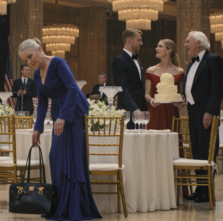 Na przyjęciu u mojego syna chwycił mikrofon i oznajmił: „Mój teść zapłacił za wszystko – mama nawet nie kupiła tortu!”. Uśmiechnęłam się tylko i wyszłam. Następnego ranka anulowałam fundusz ślubny, który potajemnie dla niego założyłam, i przekazałam firmę, którą zbudowałam, osobie, której nienawidzi najbardziej. Niemal natychmiast mój telefon pokazał 76 nieodebranych połączeń.