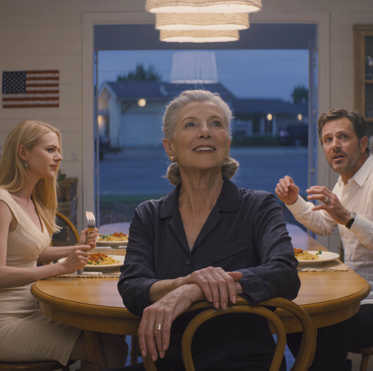 „Znajdź sobie pracę i przestań nas pasożytować” – powiedziała mi synowa prosto w twarz podczas rodzinnego obiadu u syna. Tylko się roześmiałam, bo nie miała pojęcia, że ​​jestem warta pięć milionów dolarów, a dom, w którym mieszka z synem, nie należy do nich – należy do mnie.