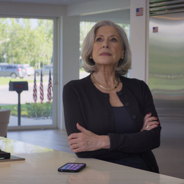 Mój zięć napisał mi SMS-a: „Nie przychodź na grilla, jeśli się pojawisz, impreza po prostu nie będzie udana”. Odpowiedziałem po prostu: „Rozumiem”. Nie miał pojęcia, że ​​„nadmiernie wymagająca teściowa”, którą właśnie wyrzucił z grilla, była w rzeczywistości milczącą właścicielką salonu samochodowego, który co miesiąc wypłaca mu pensję.